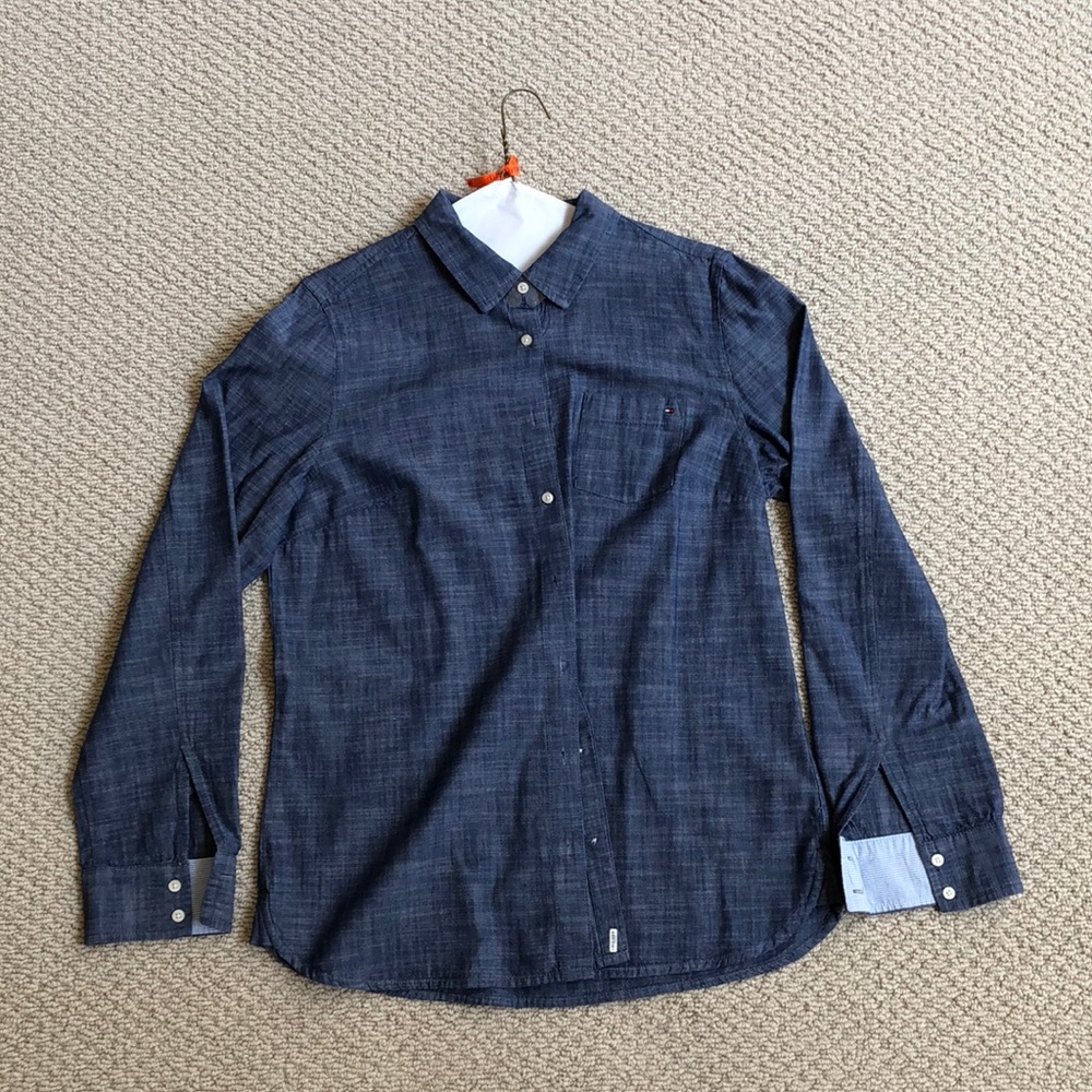 TOMMY HILFIGER BUTTON UP SHIRT